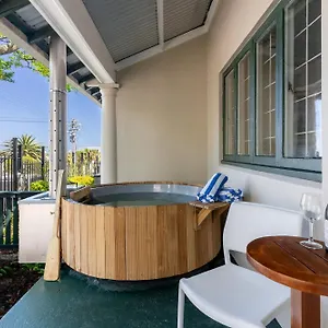 https://camps-bay-village.hotels-capetown.com